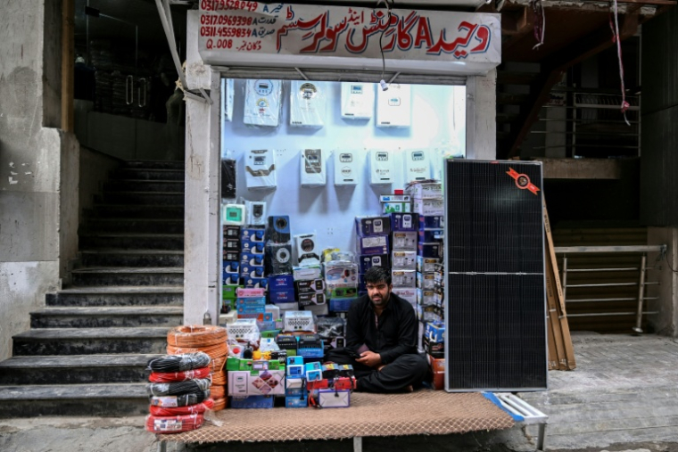Vente de panneaux solaires dans une rue de Rawalpindi près d'Islamabad, le 4 avril 2026 ( AFP / Farooq NAEEM )
