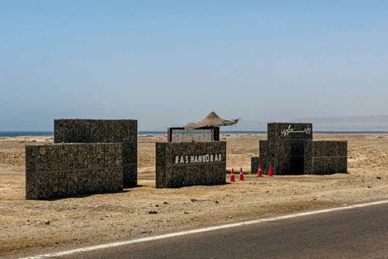 Blocs de pierre sur lesquels on peut lire Ras Hankorab sur une plage de la réserve naturelle de Wadi al-Gemal, dans le sud-est de l'Egypte, le 28 mai 2025 ( AFP / Khaled DESOUKI )
