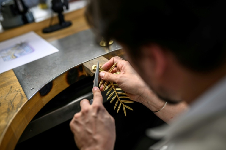 Un artisan lors d'une démonstration sur la fabrication de la Palme d'or de Cannes, le 21 avril 2026, dans un atelier de la maison Chopard à Meyrin, près de Genève  ( AFP / Fabrice COFFRINI )