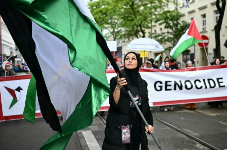 Une femme portant un drapeau palestinien lors d'une manifestation à Vienne, en Autriche, le 16 mai 2026. ( AFP / Joe Klamar )
