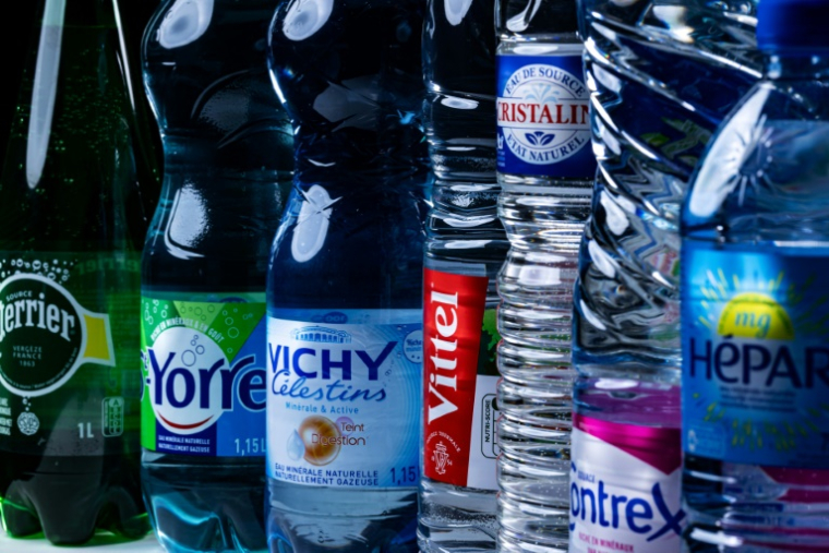 Cette décision intervient après la publication lundi du rapport d'une commission d'enquête sénatoriale, qui estime que ces traitements, notamment par Nestlé Waters (Perrier, Contrex, Hépar), ont fait l'objet d'une "dissimulation par l’État". ( AFP / JOEL SAGET )