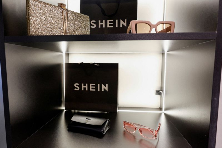 PHOTO D'ARCHIVE : Des lunettes de soleil sont exposées à l'accueil des bureaux de la marque de mode éphémère Shein à São Paulo, au Brésil.
