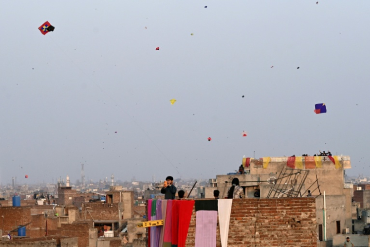 Des cerfs-volants dans le ciel de Lahore, au Pakistan, pour le festival de Basant, le 6 février 2026 ( AFP / Arif ALI )