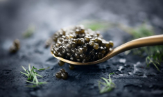 Le caviar est depuis 100 ans synonyme de luxe, de richesse, de rareté, de fastes, de raffinement… et désormais de Made in France. crédit photo : Shutterstock