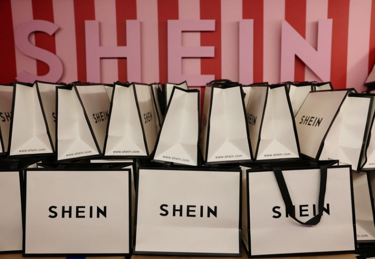 Une pile de sacs de la marque Shein
