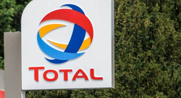 Le logo Total sur une des stations service du groupe. (© D. Charlet / AFP)