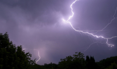 Vingt-et-un départements du Centre-Est sont placés en vigilance orange pour des orages jeudi après-midi, au lendemain de violents épisodes de grêle ( AFP / GUILLAUME SOUVANT )