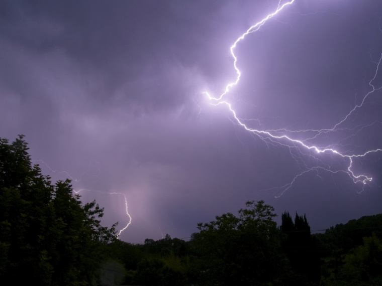 Vingt-et-un départements du Centre-Est sont placés en vigilance orange pour des orages jeudi après-midi, au lendemain de violents épisodes de grêle ( AFP / GUILLAUME SOUVANT )