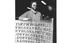 Cette photo de 1990, fournie par Jim Sanborn, montre le sculpteur Jim Sanborn avec un bout de sa sculpture en cuivre "Kryptos", installée au siège de la CIA, en Virginie, aux Etats-Unis  ( Courtesy of Jim Sanborn / HANDOUT )
