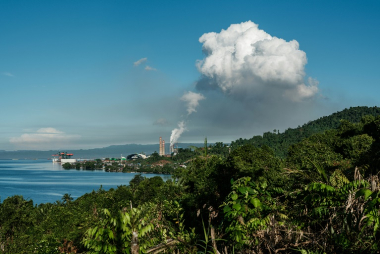 De la fumée au-dessus du parc industriel de Weda Bay (WBIP), centre de traitement et de fusion du nickel, le 14 avril 2025 à Gemaf, sur l'île de Halmahera, dans le nord des Moluques, en Indonésie ( AFP / YASUYOSHI CHIBA )