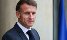 Le président Emmanuel Macron sur le perron de l'Elysée, le 28 octobre 2025 à Paris ( AFP / Ludovic MARIN )