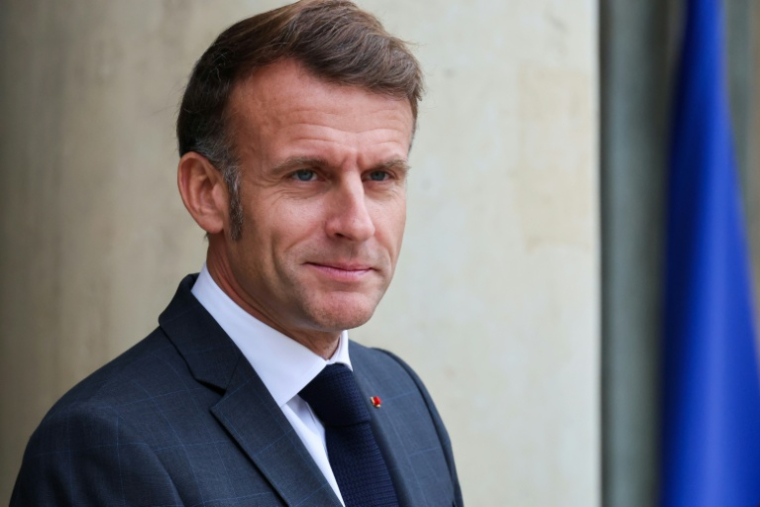 Le président Emmanuel Macron sur le perron de l'Elysée, le 28 octobre 2025 à Paris ( AFP / Ludovic MARIN )
