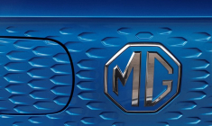 Le logo des véhicules MG Motor est affiché sur un véhicule électrique dans un showroom en Espagne