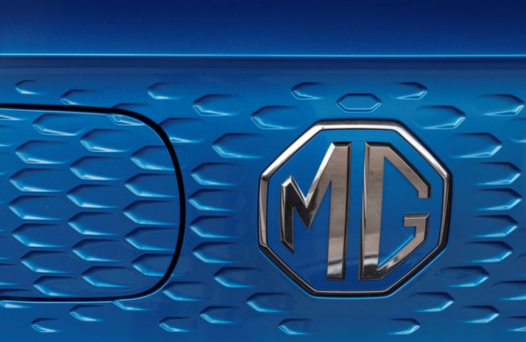 Le logo des véhicules MG Motor est affiché sur un véhicule électrique dans un showroom en Espagne