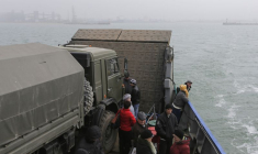Des personnes voyagent en ferry du port russe de Kavkaz