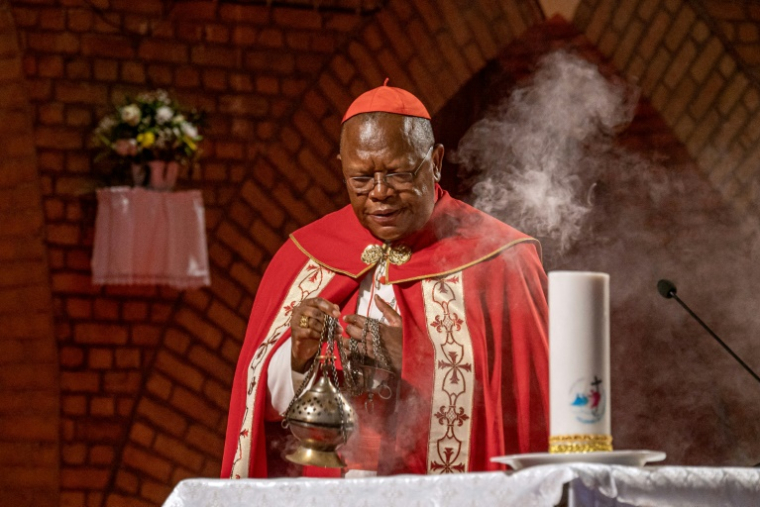 Le cardinal congolais Fridolin Ambongo lors d'une messe à la cathédrale Notre-Dame du Congo, à Kinshasa, le 21 avril 2025 en RDC ( AFP / Hardy BOPE )