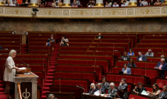 La ministre de la Santé, Stéphanie Rist (g) lors d'un débat à l'Assemblée nationale sur le nouveau projet de loi créant un droit à l'aide à mourir, le 22 juin 2026 à Paris ( AFP / Thomas SAMSON )