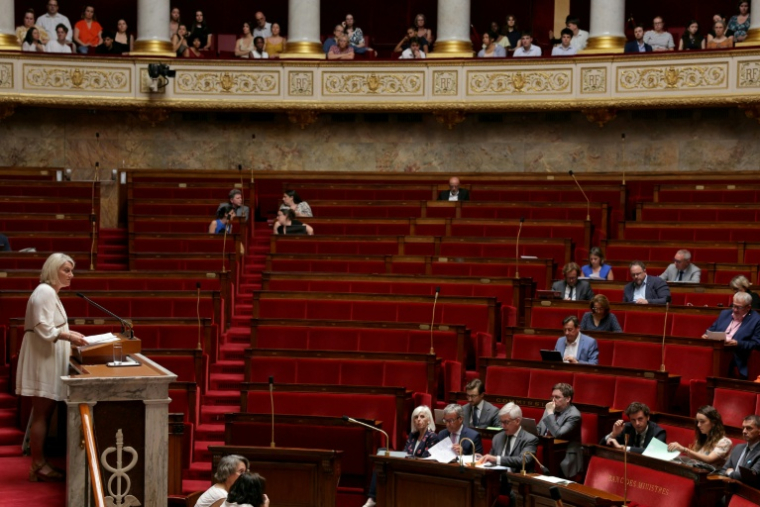 La ministre de la Santé, Stéphanie Rist (g) lors d'un débat à l'Assemblée nationale sur le nouveau projet de loi créant un droit à l'aide à mourir, le 22 juin 2026 à Paris ( AFP / Thomas SAMSON )
