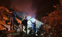 Des secouristes devant les décombres du site d'une frappe israélienne sur le village de Habbouch, dans le sud du Liban, le 10 avril 2026 ( AFP / Abbas FAKIH )