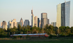 Un train roule près du siège de la Banque centrale européenne (droite) et d'autres immeubles, le 29 avril 2026 à Francfort en Allemagne ( AFP / Kirill KUDRYAVTSEV )