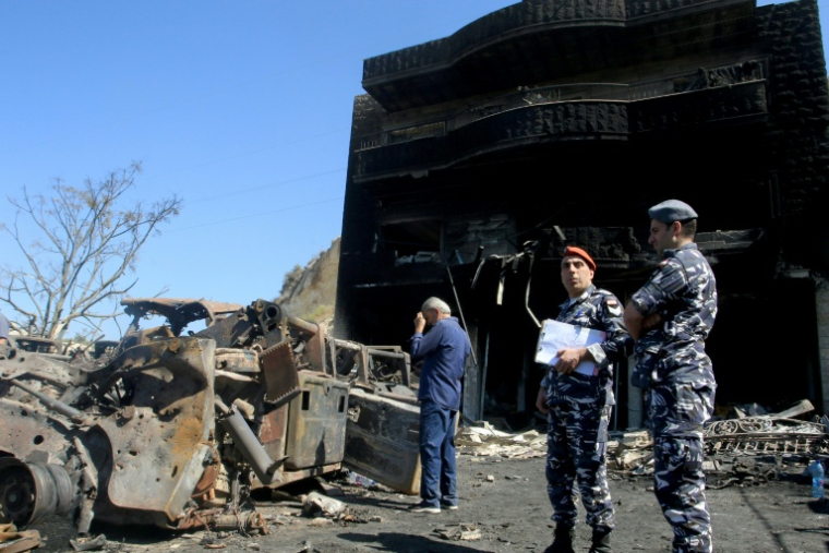 Des membres des forces de sécurité intérieure libanaises inspectent le site d'une frappe israélienne nocturne dans le village de Msaileh, dans le sud du Liban, le 11 octobre 2025 ( AFP / MAHHMOUD ZAYYAT )