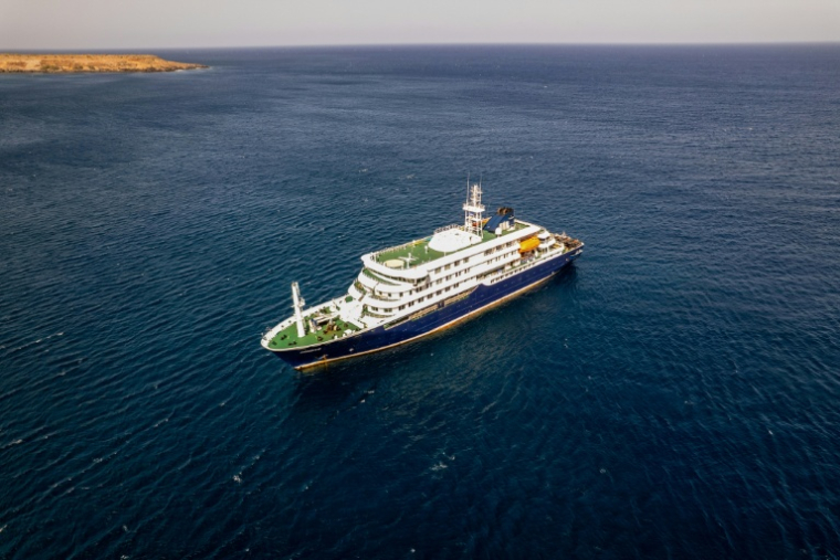 Le navire de croisière MV Hondius, près du port de Praia (Cap-Vert), le 3 mai 2026 ( AFP / - )