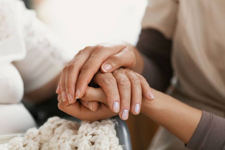 Un juge peut écarter un proche d'une mesure de tutelle, même sans explication évidente, malgré la priorité donnée à la famille par la loi. (Crédit photo : 123RF)