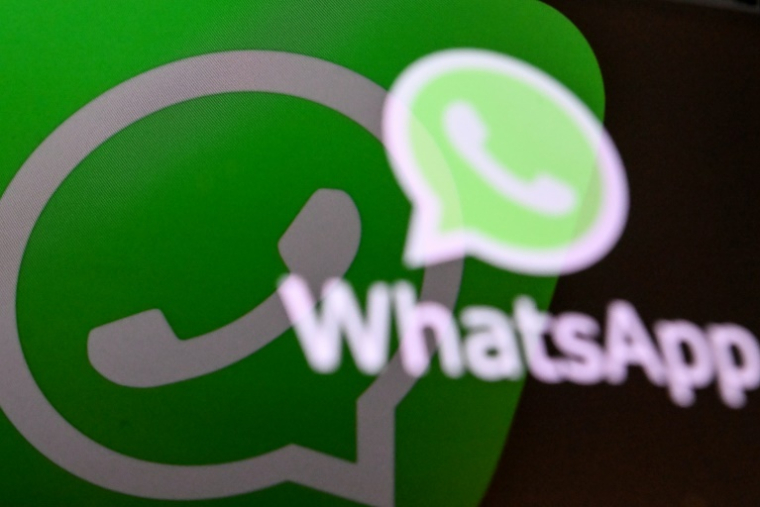WhatsApp a annoncé lundi l'introduction prochaine de nouveaux espaces publicitaires, un tournant important pour la messagerie qui avait jusqu'ici largement échappé à la publicité ( AFP / Kirill KUDRYAVTSEV )