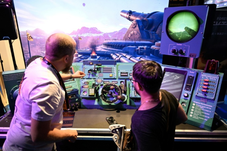 Des participants jouent au jeu vidéo PVKK de l'éditeur Keppler Interactive lors du salon des jeux vidéo Gamescom à Cologne, le 20 août 2025 en Allemagne ( AFP / INA FASSBENDER )