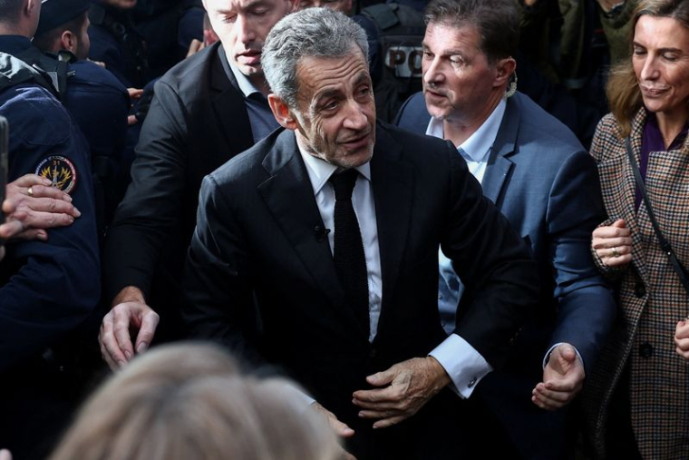 Les mémoires de l'ancien président français Sarkozy "Journal d'un prisonnier" à Paris