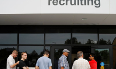 Les demandeurs d'emploi font la queue pour postuler lors de la "Journée de l'emploi chez Amazon" à Fall River aux États-Unis