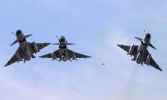 Des avions de combat J10-C de l'armée de l'air pakistanaise survolent Islamabad lors d'un défilé pour la fête nationale, le 23 mars 2025 ( AFP / Aamir QURESHI )