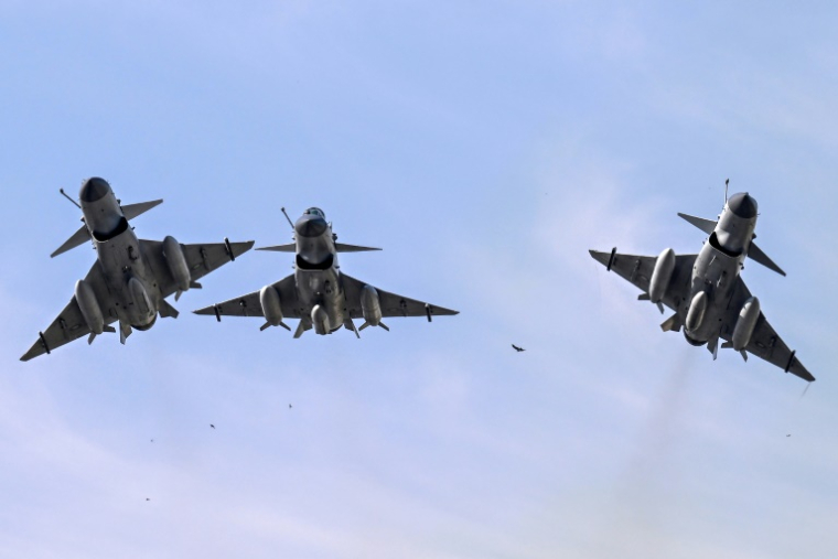 Des avions de combat J10-C de l'armée de l'air pakistanaise survolent Islamabad lors d'un défilé pour la fête nationale, le 23 mars 2025 ( AFP / Aamir QURESHI )