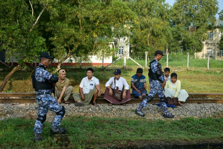 Des familles de migrants birmans renvoyés de Malaisie attendent le retour de leurs proches devant la base navale de Thanlyin, en Birmanie, le 4 octobre 2026 ( AFP / Sai Aung MAIN )