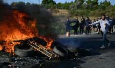 Les pêcheurs bloquent l'accès au dépôt de carburant de Frontignan, dans l'Hérault, le 16 septembre 2026 ( AFP / Gabriel BOUYS )