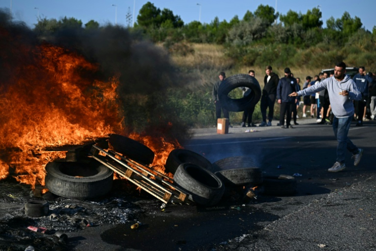 Les pêcheurs bloquent l'accès au dépôt de carburant de Frontignan, dans l'Hérault, le 16 septembre 2026 ( AFP / Gabriel BOUYS )