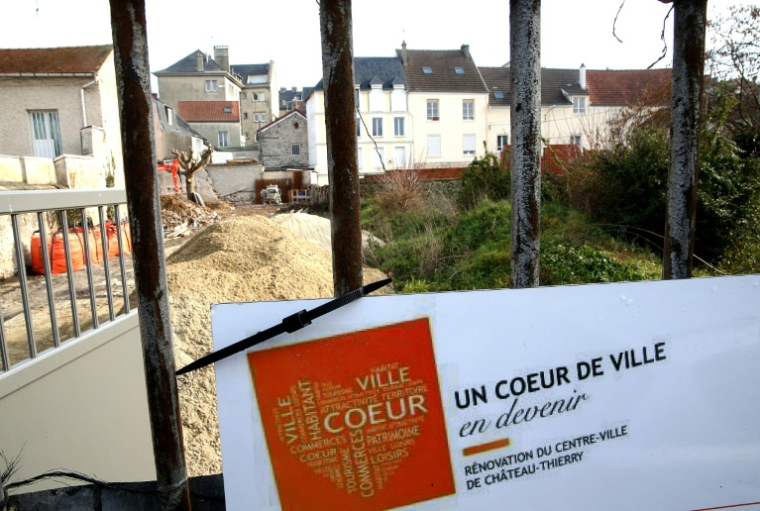 Une friche avec un panneau annonçant la rénovation du centre-ville de Château-Thierry, le 15 février 2023, une ville qui a mis en place le plan Zéro artificialisation nette (ZAN) pour limiter l'artificialisation des sols ( AFP / FRANCOIS NASCIMBENI )