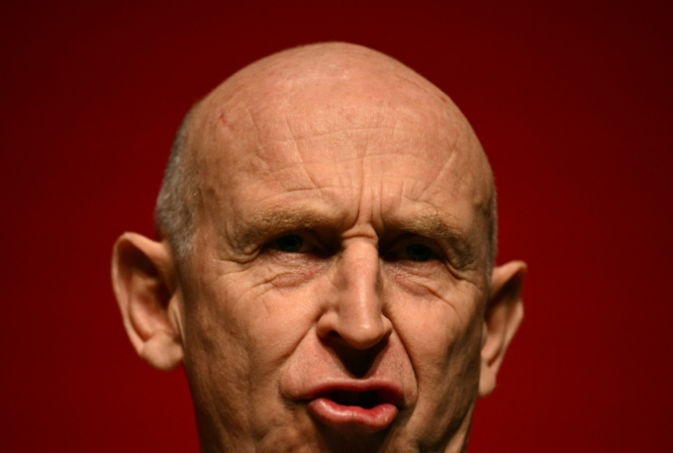 Le ministre des Finances , John Healey, prononce un discours lors de la deuxième journée du congrès annuel du Parti travailliste à Liverpool, dans le nord-ouest de l'Angleterre, le 28 septembre 2026 ( AFP / Oli SCARFF )