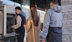 (Crédits photo : Adobe Stock - clients attendant devant un distributeur de billets)