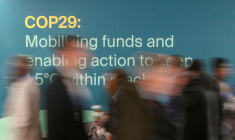 Des participants passent devant un panneau lors de la COP29 à Bakou, en Azerbaïdjan