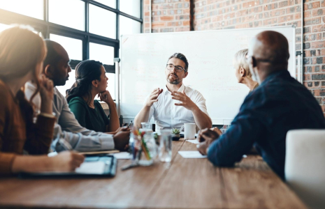Les Français veulent investir intelligemment, mais leur manque de connaissances financières freine leurs ambitions. (Crédit photo : Shutterstock)