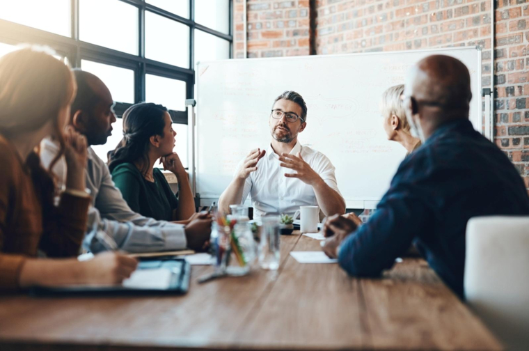 Les Français veulent investir intelligemment, mais leur manque de connaissances financières freine leurs ambitions. (Crédit photo : Shutterstock)