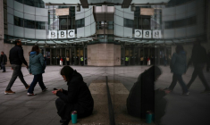 Des passants marchent devant l'entrée des bureaux de la BBC à Londres le 11 novembre 2025 ( AFP / HENRY NICHOLLS )
