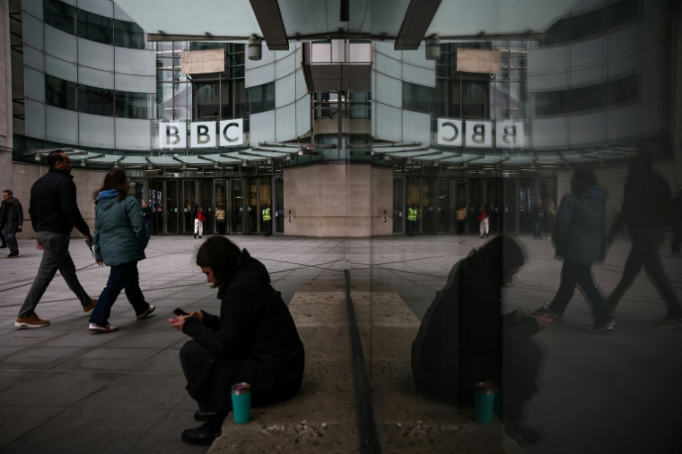 Des passants marchent devant l'entrée des bureaux de la BBC à Londres le 11 novembre 2025 ( AFP / HENRY NICHOLLS )