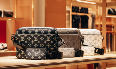 Des sacs Vuitton dans une des boutiques du groupe. (Crédit:  / Adobe Stock)