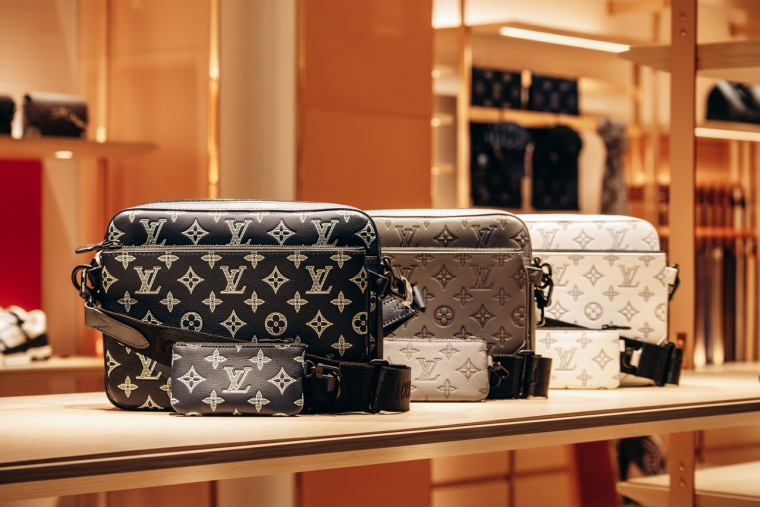 Des sacs Vuitton dans une des boutiques du groupe. (Crédit:  / Adobe Stock)