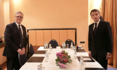 Le Premier ministre britannique Keir Starmer et le président français Emmanuel Macron lors d'une rencontre bilatérale à l'occasion de la Conférence de Munich sur la sécurité le 13 février 2026 ( POOL / Stefan Rousseau )