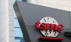 Le logo de l'entreprise taïwanaise TSMC sur la façade de son siège, le 21 novembre 2024 à Hsinchu (Taïwan) ( AFP / I-Hwa CHENG )