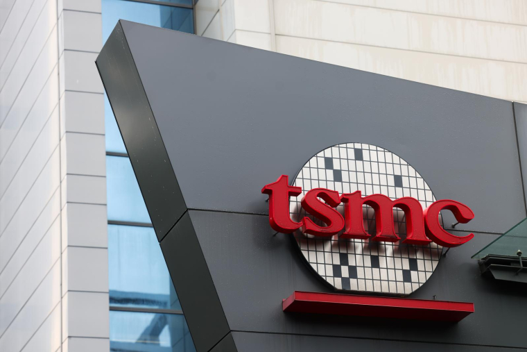 Le logo de l'entreprise taïwanaise TSMC sur la façade de son siège, le 21 novembre 2024 à Hsinchu (Taïwan) ( AFP / I-Hwa CHENG )