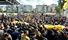 Des personnes en deuil portent les cercueils recouverts de drapeaux de membres du groupe militant Hezbollah soutenu par l’Iran, tués dans le sud du Liban, lors de leurs funérailles dans le quartier de Kafaat, dans la banlieue sud de Beyrouth, le 20 avril 2026 ( AFP / FADEL itani )